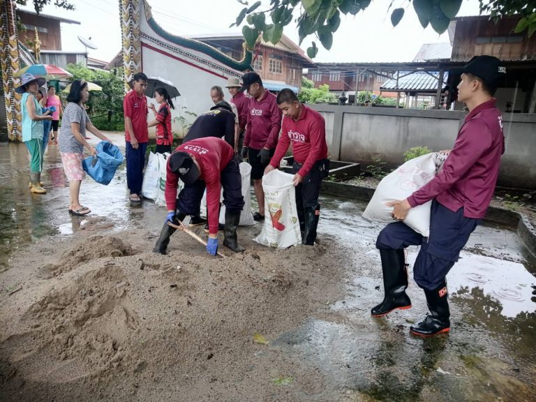 เข้าช่วยเหลือพี่น้องประชาชนยกข้าวของขึ้นที่สูงและบรรจุกระสอบทรายกั้นน้ำ