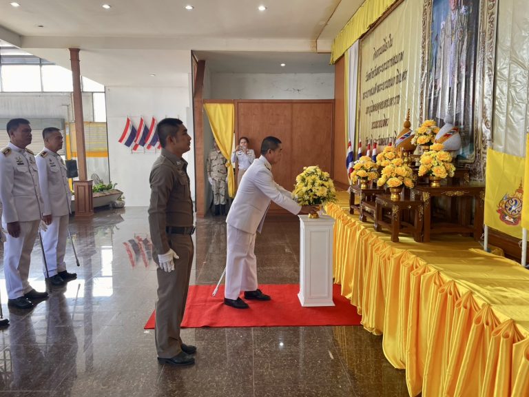 ร่วมพิธีวางพานพุ่มดอกไม้สด เนื่องในวันคล้ายวันบรมราชสมภพ พระบาทสมเด็จพระบรมชนกาธิเบศร มหาภูมิพลอดุลยเดช มหาราช บรมนาถบพิตร วันชาติและวันพ่อแห่งชาติ เพื่อถวายเป็นพระราชกุศลฯ