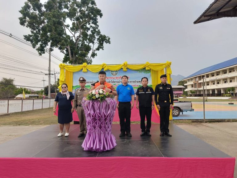 “ยานพาหนะทุกคันหยุด ตรงทางม้าลาย คนเดินเท้าใช้ทางม้าลาย และทางข้ามทุกครั้ง “