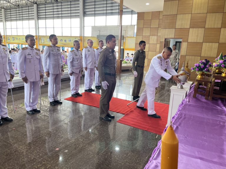 เข้าร่วมพิธีถวายพานพุ่มเงินพุ่มทอง และจุดเทียนชัย เนื่องในวันเฉลิมพระชนมพรรษาสมเด็จพระนางเจ้าสุทิดาพัชรสุธาพิมลลักษณ พระบรมราชินี