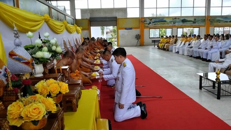 ร่วมพิธีทำบุญตักบาตร ถวายเป็นพระราชกุศล เนื่องในโอกาสวันเฉลิมพระชนมพรรษา พระบาทสมเด็จพระปรเมนทรรามาธิบดีศรีสินทรมหาวชิราลงกรณ พระวชิรเกล้าเจ้าอยู่หัว