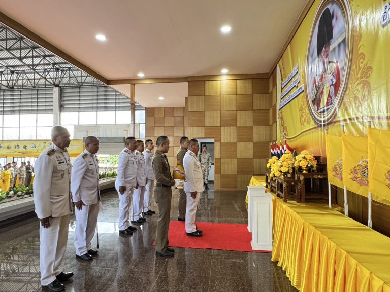 ร่วมพิธีถวายเครื่องราชสักการะและวางพานพุ่ม และพิพิธีจุดเทียนถวายพระพรชัยมงคล