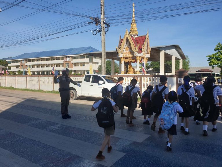 อำนวยความสะดวกการจราจร รร.บ้านท่าลี่ และ สี่แยกตลาดสดเทศบาลท่าลี่