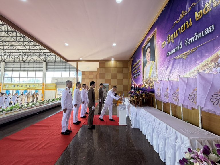 ร่วมพิธีวางพานพุ่มและพิธีจุดเทียนถวายพระพรชัยมงคล เนื่องในโอกาสพระราชพิธีมหามงคล เฉลิมพระชนมพรรษา 4 รอบ สมเด็จพระนางเจ้าพระบรมราชินี